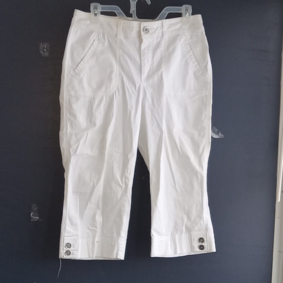 croft & barrow Pants - EUC Croft and Barrow natural fit white capri pants size 10